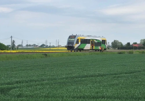 Kierujący pojazdem dostawczym wjechał pod szynobus