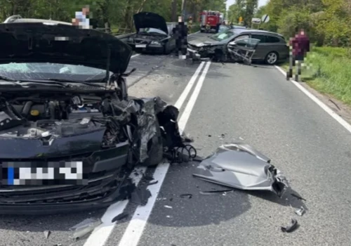 Czołowe zderzenie. Trzy osoby, w tym dziecko, trafiły do szpitala