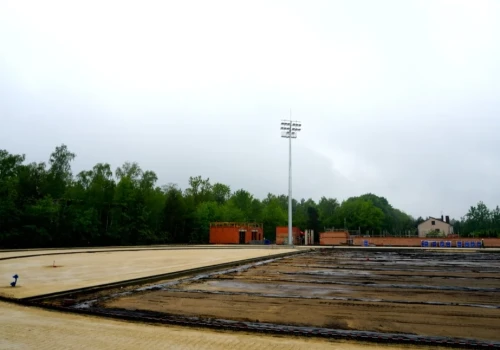 Budowa stadionu lekkoatletycznego w Jaworznie. Widać już zarys przyszłego obiektu