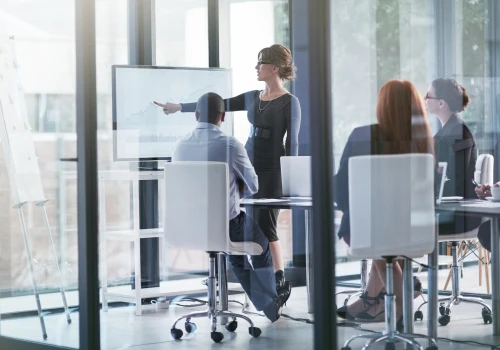 Szkolenie okresowe BHP dla pracodawców. Dlaczego doświadczeni przedsiębiorcy wracają do podstaw?