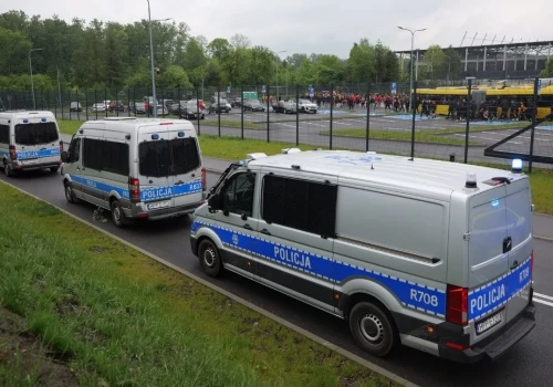 Podczas niedzielnego meczu pseudokibice GKS-u Katowice odpalili race. Policja identyfikuje sprawców
