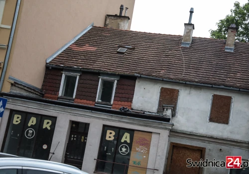 Dawniej mieściła się tam popularna gospoda i bar „U Michała”. Niszczejący budynek zostanie zburzony