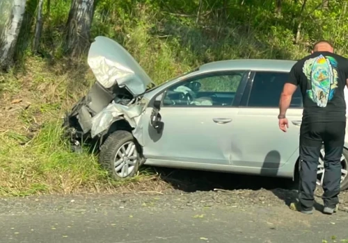 Samochód wypadł z drogi i uderzył w drzewo. Utrudnienia w ruchu