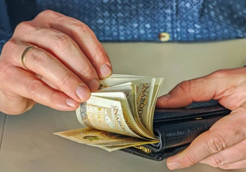 ZUS wypłaca rekordowe świadczenie. Prawie 7 tys. zł trafia na konta seniorów. Liczy się wiek