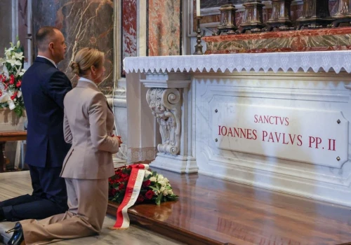 Prezydent Karol Nawrocki oddał hołd św. Janowi Pawłowi II. Złożył kwiaty na grobie Papieża w jego 106. rocznicę urodzin