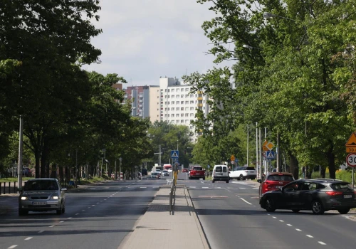 Mandat za jazdę lewym pasem? Kierowcy wskazują jeden problem