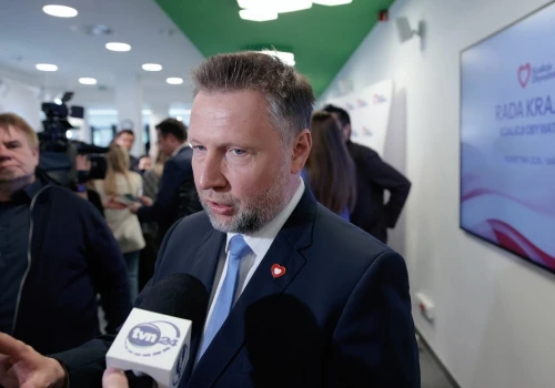 Policja w domu Sakiewicza. Kierwiński: Nikt tam nie wywalał drzwi. Mówi o 