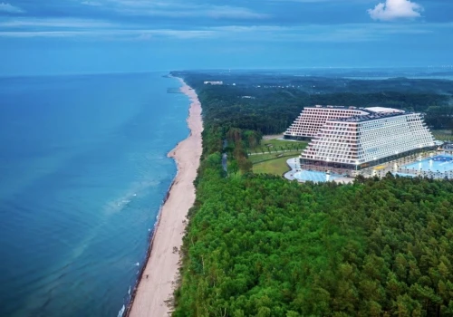 Po 5 latach opóźnień Hotel Gołębiewski w Pobierowie wreszcie otwiera rezerwacje. Ceny zwalają z nóg