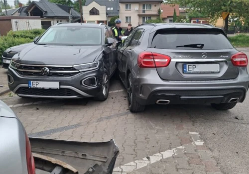 Miał prawie 2 promile alkoholu i rozbił na parkingu kilka samochodów