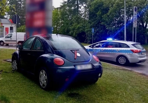 Pijani kierowcy. Zasnął na stacji paliw. Uderzyła w pylon