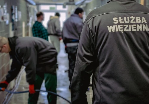 Rodzice uczniów oburzeniu doborem więźniów do pracy w szkole. Wśród nich był skazany za brutalny gwałt
