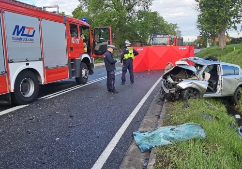 Tragiczny wypadek na DK22 w Chrząstowie. Dwie osoby zginęły w zderzeniu Opla z ciężarówką AKTUALIZACJA