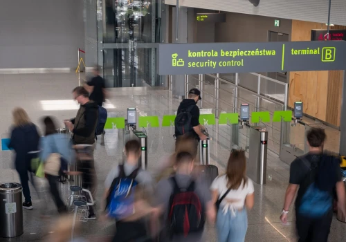 Zażartowali na lotnisku, że mają bomby. Strażnicy nie mieli dla nich litości