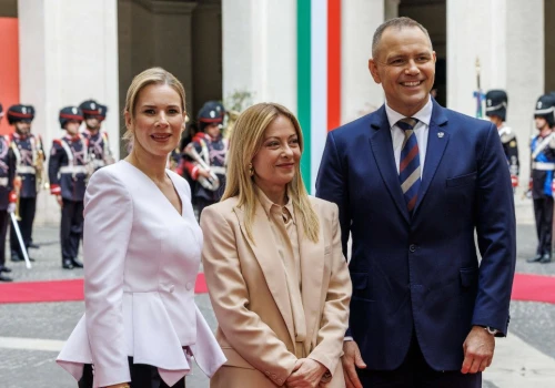 Giorgia Meloni wybrała modny oversize, a Nawrocka? Patrzyli na jej nogi