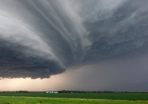 Burze i silny wiatr nad Polską. Są alerty IMGW