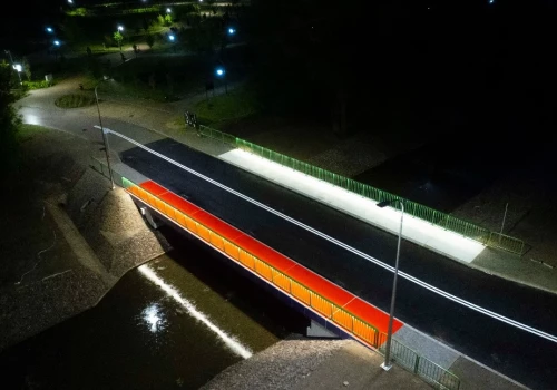 Kierowcy i piesi mogą już korzystać z nowego mostu w Ciechanowie. Przeprawa została otwarta