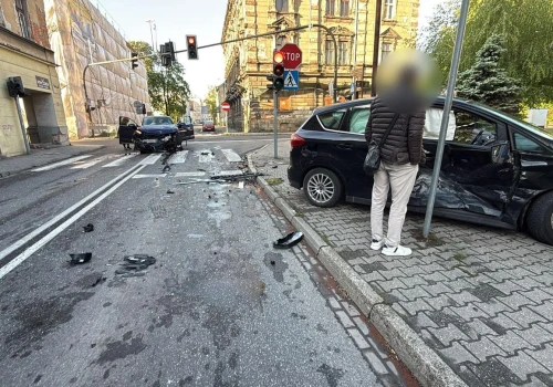 Groźna kraksa dwóch samochodów w centrum miasta. Jeden z pojazdów z impetem wpadł na chodnik
