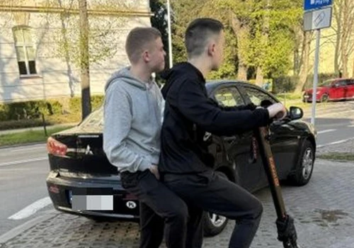 Policja szuka dwóch młodych mężczyzn. Po kolizji w Rzeszowie odjechali z miejsca zdarzenia