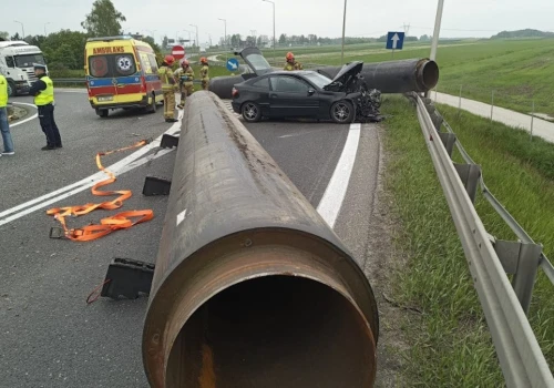Wypadek jak z filmu na polskiej drodze. Kilkutonowe rury uderzyły w Mercedesa