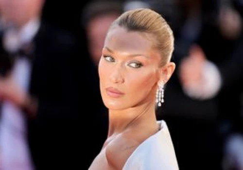 Bella Hadid w stylu retro. Modelka udowadnia, że złoto to kolor sezonu