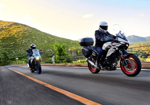Nowy Suzuki SV-7GX w cenie od 34 900 zł. Japoński V-twin z quickshifterem latem w salonach