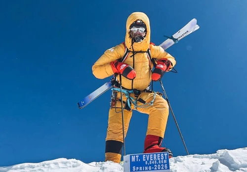 Bartek Ziemski zjeżdża na nartach z Everestu
