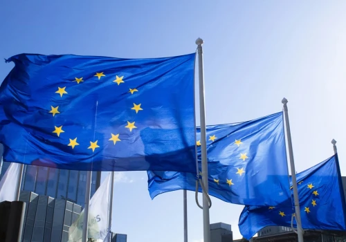 Bruksela rozważa rozszerzenie opłat emisyjnych na loty poza UE
