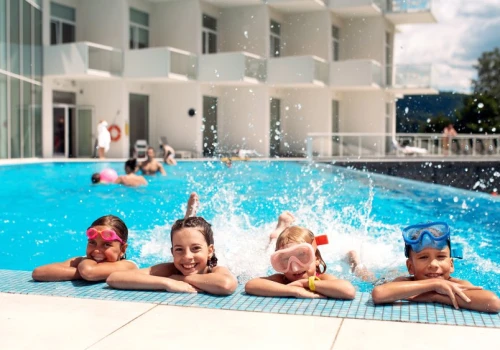 Rodzinne wakacje bez kompromisów. Góry, aquapark i relaks w jednym miejscu w Crystal Mountain