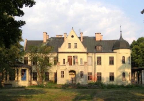 Policja zatrzymała podejrzanych o kradzież blachy z zabytkowego pałacu