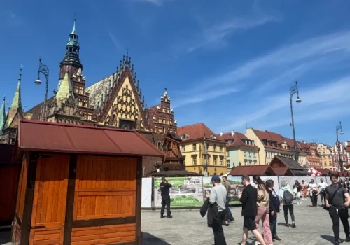 Jarmark już teraz wraca na wrocławski Rynek. Domki już stoją
