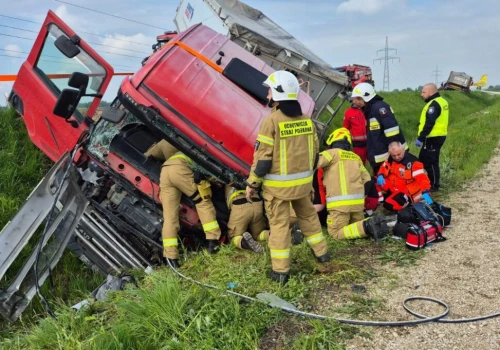 Poważny wypadek ciężarówek na DW 964. Droga całkowicie zablokowana, lądował śmigłowiec LPR