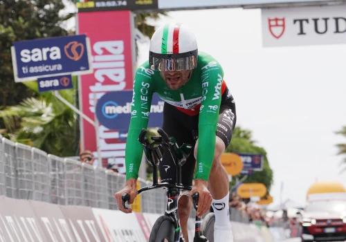 Giro d’Italia 2026: Filippo Ganna dominuje, Afonso Eulálio nadal liderem