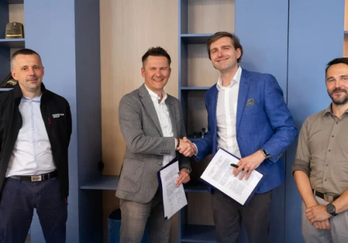 CDA Bufab i SIMONSWERK łączą siły. Strategiczne partnerstwo, które może zmienić rynek okuć do szkła