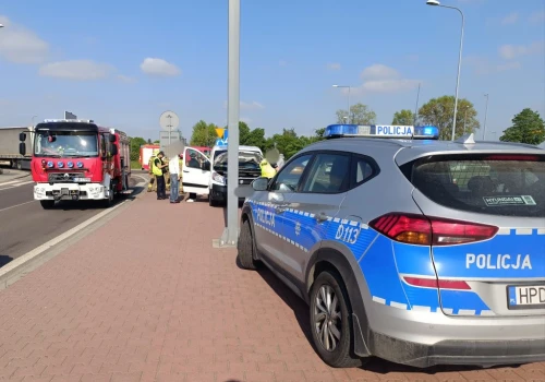 Rondo w Maryninie wciąż sprawia kierowcom problemy. Zderzyły się kolejne dwa auta