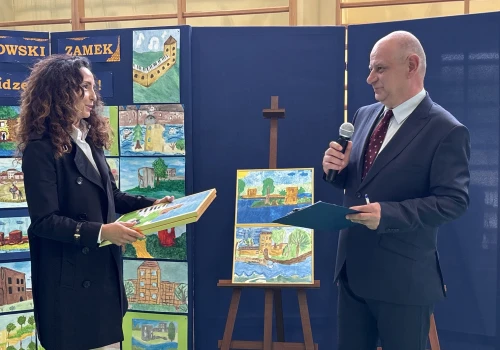 W Ćmielowie przypomnieli sylwetkę Krzysztofa Szydłowieckiego. Przy szkole stanęła kopia tablicy