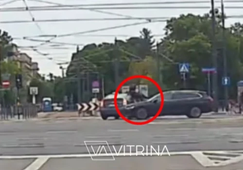 Nagranie z wypadku motocyklisty w centrum Warszawy obiega sieć. Zobacz, jak to wyglądało