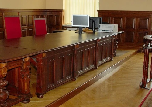 Przyszedł do prokuratury i wręczył 1000 zł łapówki. Sąd postanowił, że wszyscy się o tym dowiedzą