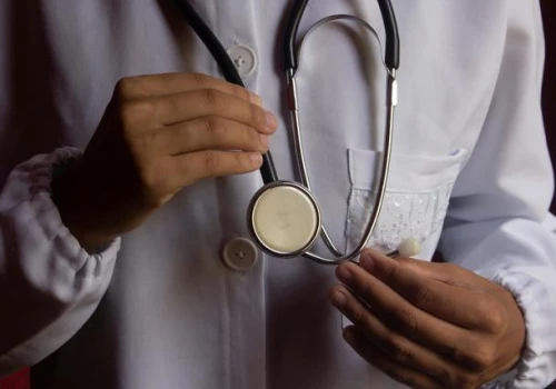 Wakacje za granicą a koszty leczenia: EKUZ i 5 tys. zł to za mało
