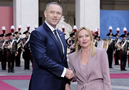 „Gest sztyletu” Giorgii Meloni wobec prezydenta Nawrockiego. Co naprawdę wydarzyło s…