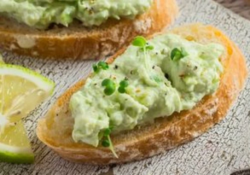 Do zielonej pasty dodaję porcję białka. Idealne śniadanie na wymagający dzień