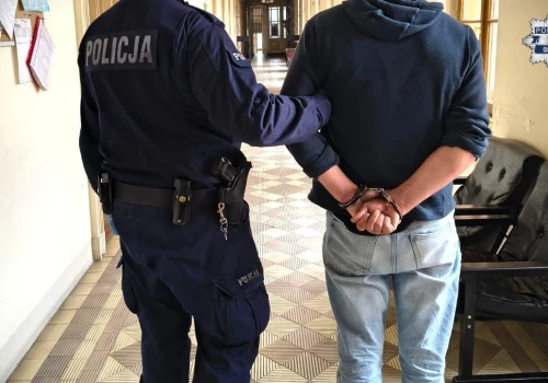 Uciekał przed policjantami, był agresywny i pobudzony. Usłyszał zarzuty