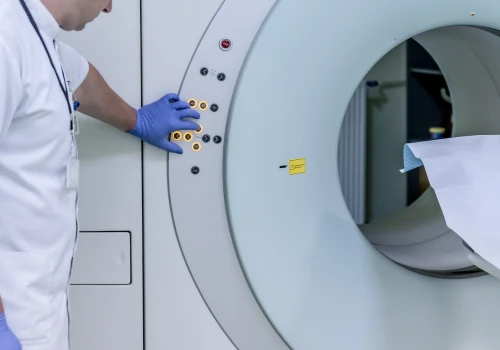 Pracownia rezonansu magnetycznego Kraków oczami pacjenta – co warto wiedzieć, zanim wejdziesz na badanie?