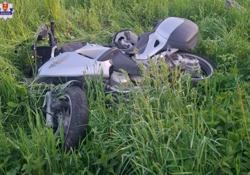 Motocyklista wjechał do rowu na DW812. 41-latek trafił do szpitala