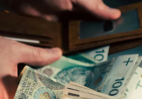 Jawor. Chcąc ratować córkę, starszy pan przekazał przestępcom 50 tys. zł