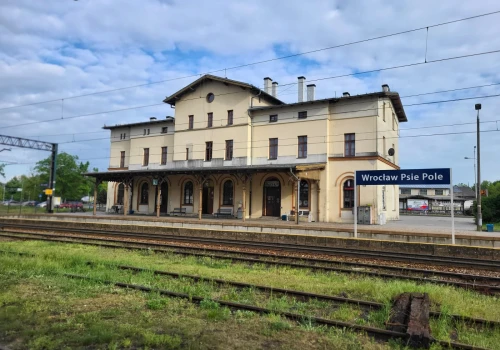Wyremontują kolejową stację we Wrocławiu, by odjeżdżało z niej więcej pociągów
