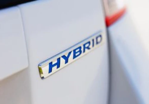 Koniec marzeń o pełnej elektryfikacji? Dlaczego hybrydy przejmują rynek?