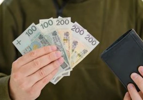 Polacy żyją od wypłaty do wypłaty. Zbadano dwa pokolenia