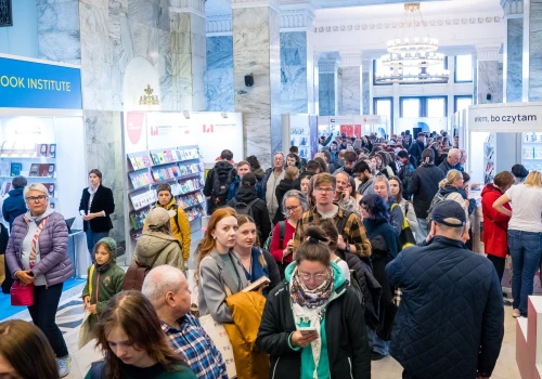 Międzynarodowe Targi Książki w Warszawie przyciągają tłumy. Setki spotkań i wielkie nazwiska