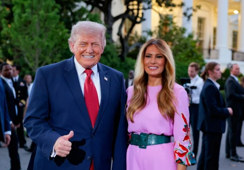 Letnia elegancja według Melanii Trump. Jedwabna maxi Valentino robi wrażenie