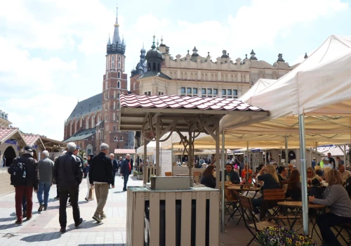 Rynek Główny w Krakowie pełen stoisk i rękodzieła. Kiermasz potrwa do 24 maja